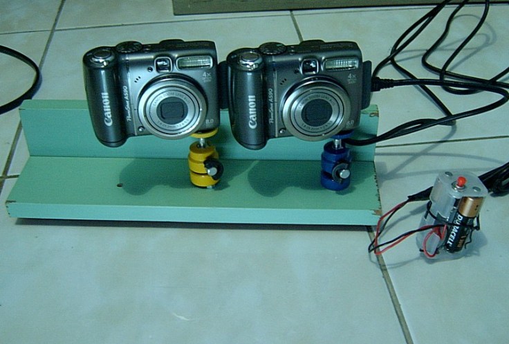 dua kamera Canon, USB kabel, push-on switch, battery 4.5 Volt dan script SDM di SD card  dalam Kamera.